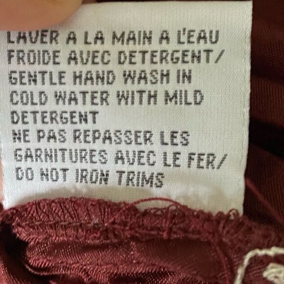 Burgundy light weight pleated skirt with Sequins​​​​​ - Picture 7 of 10